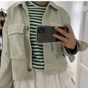 Snygg vårjacka från zara - Säljer denna snygga slutsålda jeansjacka från zara som är perfekt nu till våren! Säljer så jag ej använder. Fraktar mot fraktkostnad 