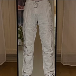 Linnebyxor - Lägger upp dessa linnebyxor i storlek 33/32 men som egentligen sitter som storlek 30 i midjan. Köpta sommaren 2020 då dom inte kommer användas mer eftersom jag köpt nya. Jag är 185cm så dom är ganska långa. Buda endast om du är seriös! 