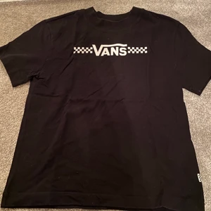 Vans topp - Jag har inte denna stil längre och därav säljer jag denna coola och stilrena tshirt 