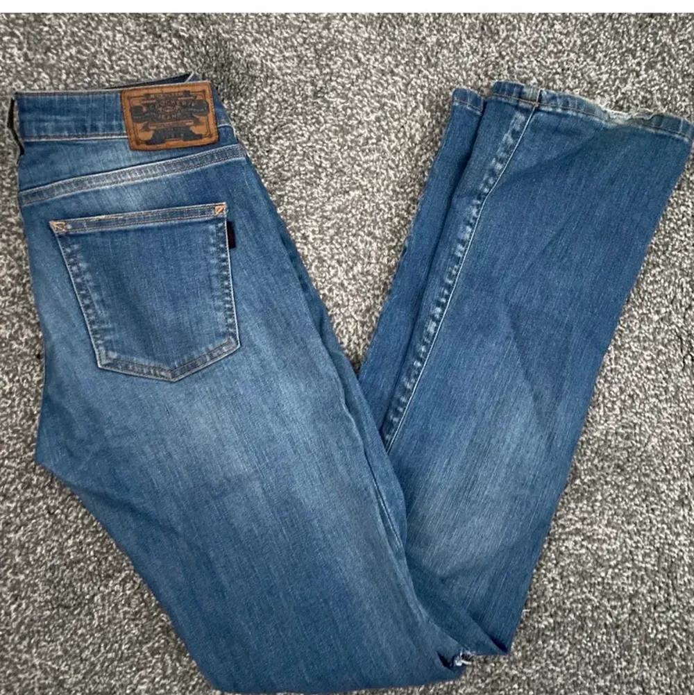 Säljer dessa lågmidjade boutcut jeans som jag köpte här på Plick för bara någon dag sedan, säljer de då de var för små på mig tyvärr. Köparen står för frakten och betalning sker via swish, vid många intresserade=budgivning💗. Jeans & Byxor.