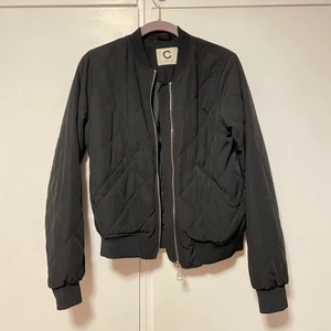 Jacka - Svart ”bomberjacka” perfekt för våren, det har ett rutmönster och är sjukt bra kvalitet, varm och tjock för att vara en vårjacka. Från Cubus i storlek XS men passar som en S. Väldigt bekväm och skön.