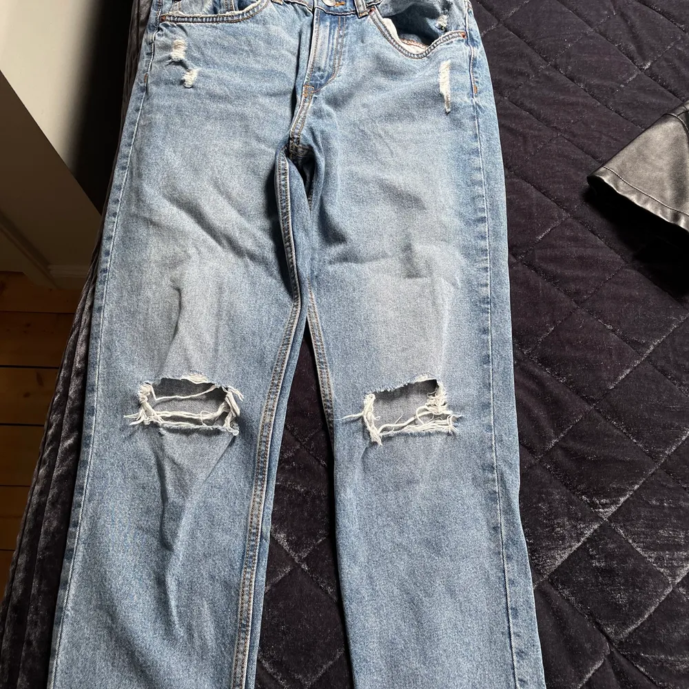 Momjeans från H&M knappt använda, storlek 36. Jeans & Byxor.