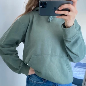 Grön hoodie💚 - Mysig militärgrön hoodie med ficka!🤩 Använt några enstaka gånger. Insidan av hoodien är av skönt flismaterial🥰