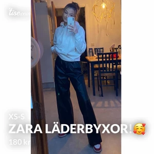 Zara läderbyxor!🥰 - Lägger ut dom igen! Helt oanvända läderbyxor från zara! Prislappen kvar, ord pris 399kr. Väldigt pösiga på mina små spinkiga ben så jag skulle säga att dom passar S kanske t o m M. Köparen står för frakt om man inte möts upp!🥰