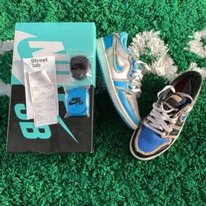 Nike SB Air Jordan 1 Low Lancw Mountain - Nike SB Air Jordan 1 Low Lancw Mountain. Size eu 41 / us 8. Marknadsvärde runt 2k. Säljer för 600kr då de är väldigt använda. Svarta och unc extra laces, box samt kvitto ingår. 