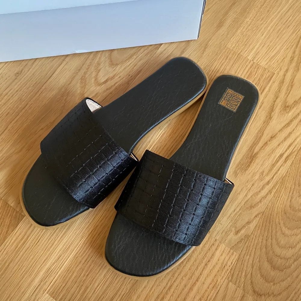 Detta är par superfina sommar sandaler som tyvärr inte passade mig. Köptes från SHEIN och använda endast för prövning. Ordinarie pris är 100kr 💕. Skor.