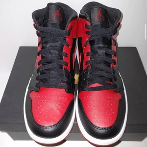 Jordan 1 mid red black banned - Säljer två par Jordan 1 mid banned.                                Storlekar: 38.5 och 39. Priset är 1550kr styck.              För mer frågor tveka inte att fråga.                                Möts i Alvik eller fraktar (köparen står för frakten)