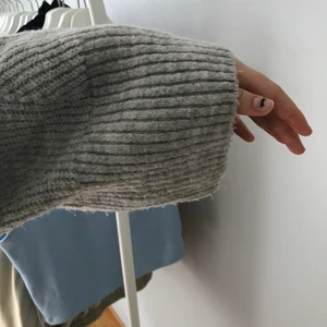 Stickat - Stickat polotröja med stora utsvängda armar. Skriv för fler bilder!