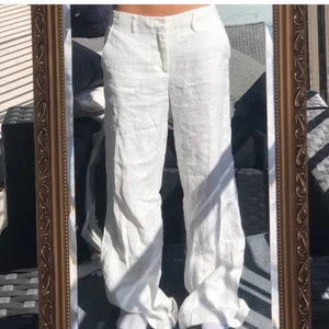 Lågmidjade linnebyxor  - superfina lågmidjade linnebyxor! köpta här på plick men tyvärr lite för stora för mig i midjan (bilderna är på henne som jag köpte de ifrån) annars så snygga! hon som bär byxorna är 163 <3 