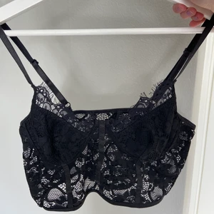 Söt spets topp - Säljer min fina spets topp då den aldrig används:) Perfekt för fest eller som bara en bh!☺️ Skriv privat för fler frågor eller bilder:)