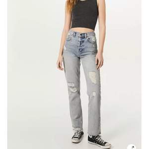 Oanvända jeans från BDG, köpta på Urban Outfitters hemsida. Originalpris är 750kr, säljer för 400kr. Storlek 24W och 30L. Säljer pga att de är för korta för mig (är ca 168cm). Innerbenslängden är 63cm💗