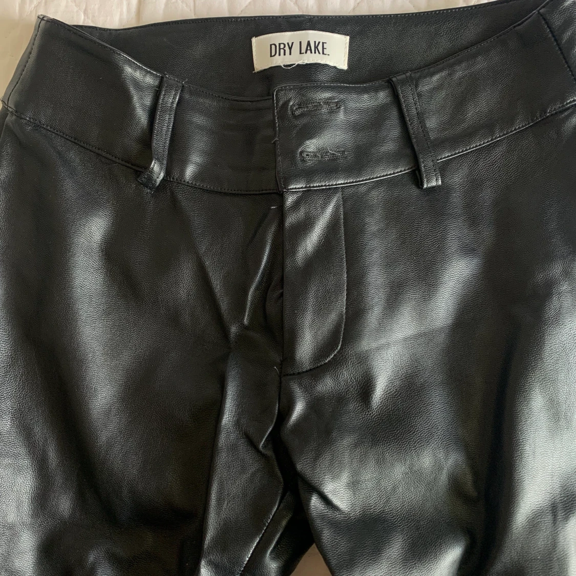 Bootcut fake läder byxor