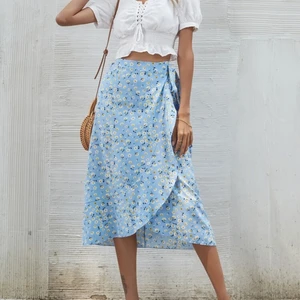 Blommig kjol - En super härlig sommar kjol med blommönster. Storlek 38 men passar de flesta då man väljer hur tight den ska sitta i midjan med hjälp av knytbandet. Helt oanvänd!☺️🪴