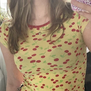 Söt crop top❤️🍒 - Sötaste toppen!  Storlek XS för bästa passform men passar även S. Super fin till sommaren💘 färgen är mer lik den första bilden❤️