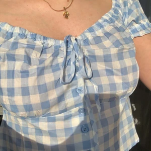 Ginghamrutig topp - Jättesöt ginghamrutig topp från Warehouese köpt i maj . Endast använd ca 3 gånger och i toppskick!! Säljer då den inte längre kommer till användning 🌸💕