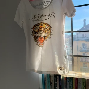 Ed hardy - Ed hardy t-shirt i storlek M köpt på depop för 600kr säljer då den inte tyvärr är min stil längre