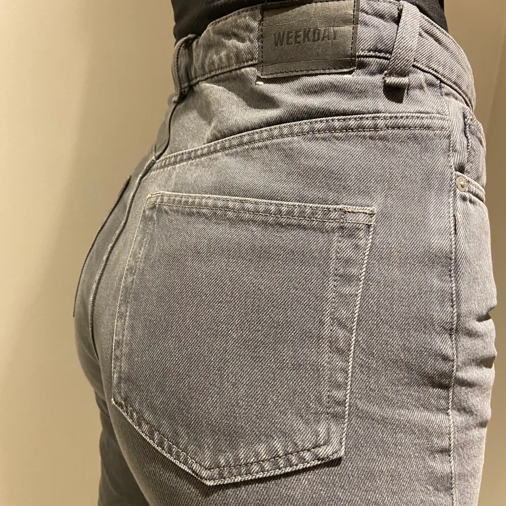 Säljer gråa jeans från weekday, modellen heter ROWE. Bara använda ett fåtal gånger och är i mycket bra skick. Jeansen är i storlek W29 L32 (jag är 175 cm) och jag har sprätta upp dem längst ned då jag tyckte de blev snyggare!! . Farkut & Housut.