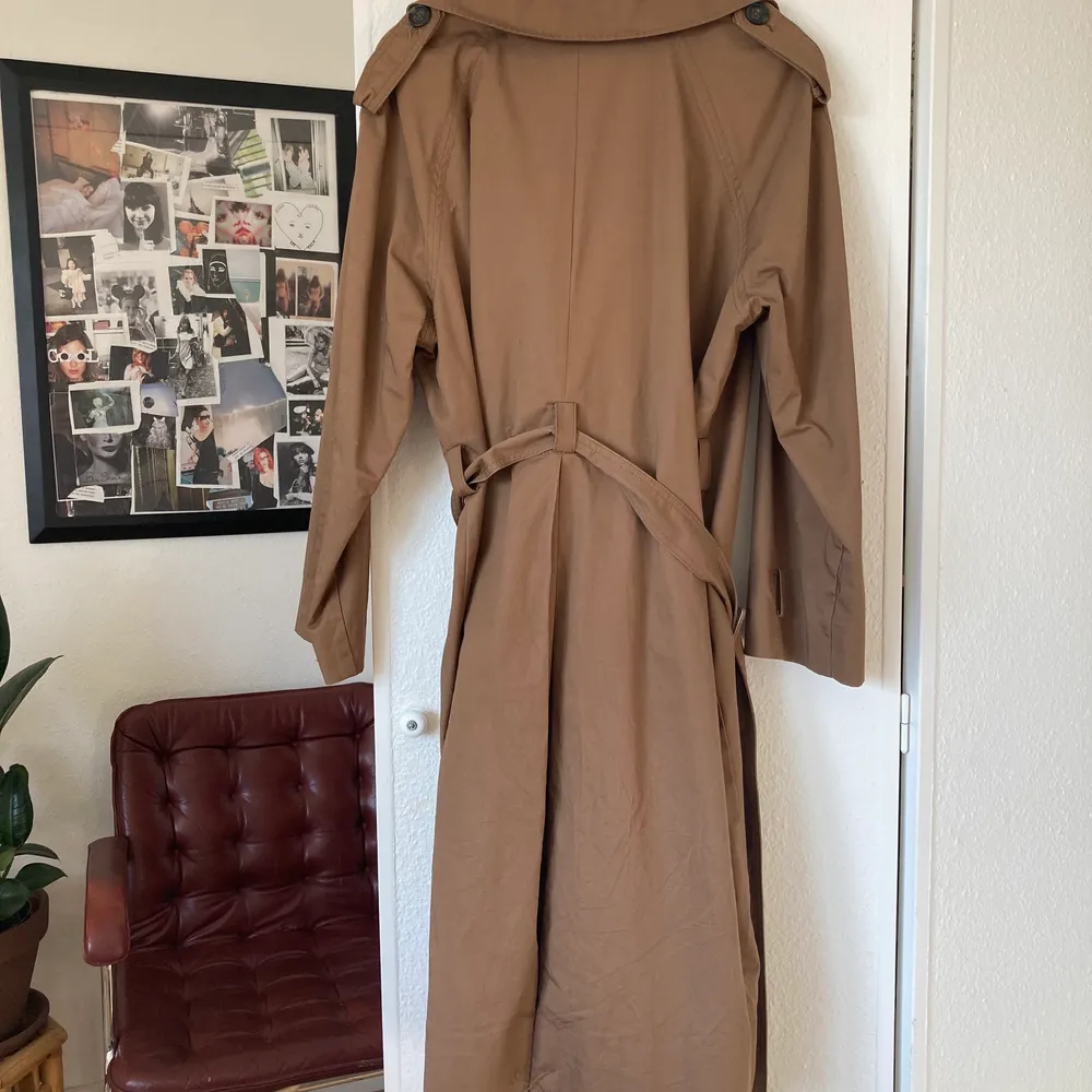 Perfekt Brun lång trenchcoat i storlek M från HM till våren 🌿🌱  knappt använd, köparen står för frakten 66 kr🌞  kan tänka mig att gå ner i pris vid snabb affär 🦋så ge prisförslag  . Jackor.