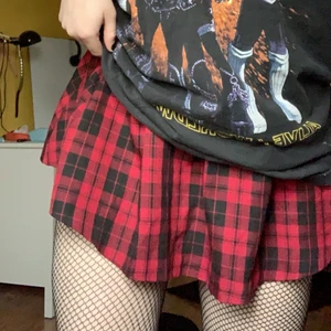 Kjol från HM - Skit cool kjol från HM, köpt secondhand därav priset, i väldigt bra skick! Säljes då den är lite för kort för min smak