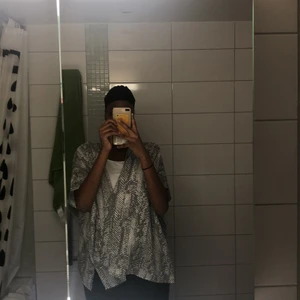 Topp - Kofta man kan ha över jeans, linne eller som ett strandplagg över sin bikini på sommaren. Grå med vitt mönster i storlek 158/164. Använd fåtal gånger över linne och säljer pga att de inte riktigt är min stil längre. Bor du i göteborg kan jag möta upp dig när du köper den. 