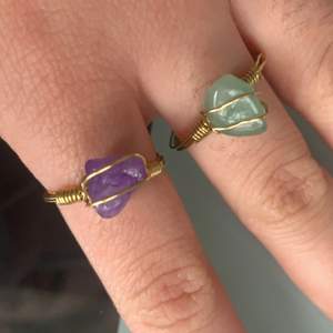handgjorda ringar med tråd över eller runt ❤️ fri frakt!! finns i lila och grön sten 