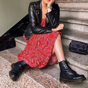 DR MARTENS STRL 36 - Ett par superfina Dr Martens i storlek 36. OBS första bilden är lånad. De är i använt men fint skick. Buda från 300 kr. Köparen står för frakt på 66 kr. 🌸🌸 nypris 1600 kr