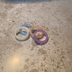 Ringar - 4 st ringar jag köpte från shein! superfina💕💕 det är en gul, en blå, en orange och en lila!! köps tillsammans. hittade en femte ring som är gul också (andra bilden)💕👍🏼