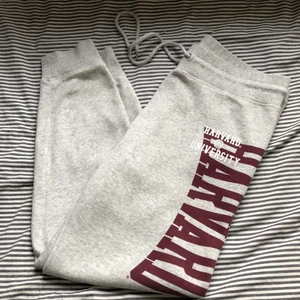 Grå mjukisbyxor - Så sköna grå mjukisbyxor. De är relativt välanvända och har några små fläckar, men inget som syns tydligt. Byxorna är i storlek M och har lite balloon leg modell. Pris: 60 kr + frakt💕