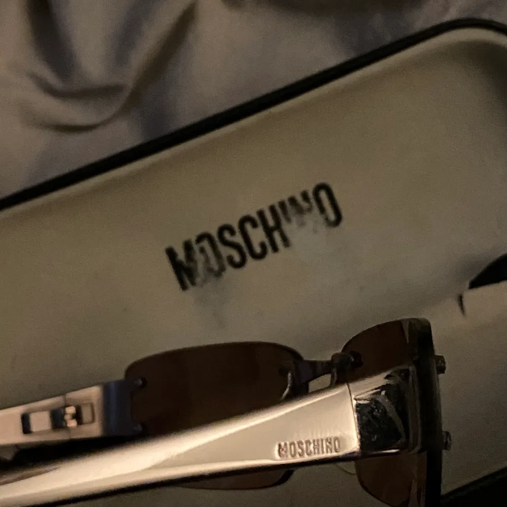 Superfina vintage y2k solglasögon från Moschino med etuiet, Köpta på depop i sommras för u gefär 700kr använt de under 5 gånger men känner inte att de kommer komma till användning igen tyvärr😢 hoppas på att det finns några intresserade här! Inga skador på glasögonen💗. Accessoarer.