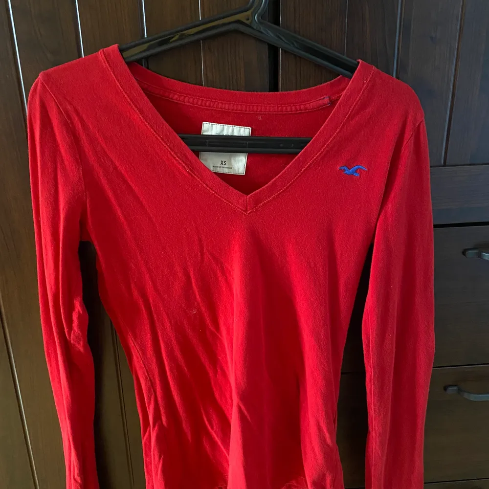 Säljer nu min röda HOLLISTER tröja i strl. XS. Tröjor & Koftor.