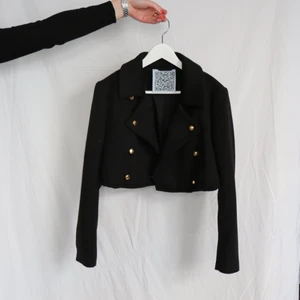 Gold button jacket - Midjelång svart jacka men guldknappar. Ursprungligen från H&M som är omgjord av Scannable UF. Genom att skanna en QR-kod som finns fäst på plagget kan du läsa mer om materialet och dess miljöpåverkan!✨✨