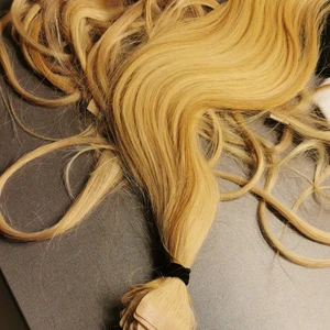 Slingblondt tejp hår, 78 delar  - Säljer mitt fantastiskt fina tejp hår. Använt i 5 dagar. Totalt 78 delar, längd mellan 43-50cm. Blandat med hellobombshell & rapunzel premium. Nypris 4000kr. En hel uppsättning/förlängning räcker till 40 delar. Så detta är nästintill 2 hela uppsättningar. Omkring 180g löshår. 