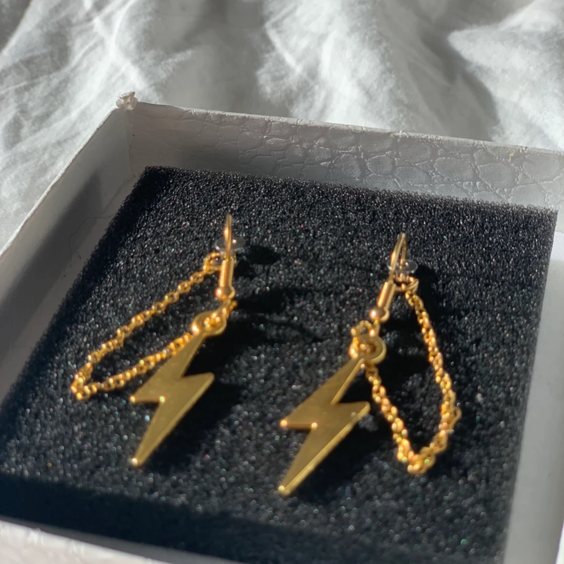 Guldiga blixtörhängen  - 90