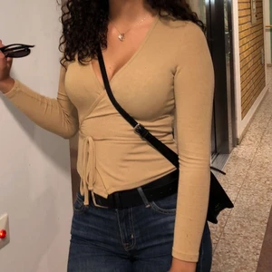 Beige knyt topp - I stickat skönt material, relativt stretchig så den passar även S