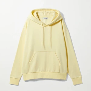 Hoodie  - Säljer denna superfina ljusgula hoodien från weekday som är i nyskick, den är i storlek xs men sitter oversized på mig som brukar ha S. Nypris 350 kr, priset kan diskuteras. Skriv gärna privat för fler bilder!💗