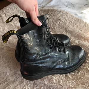 Dr. Martens - Säljer mina Dr.martens då jag har ett par nya i annan modell. Kan skicka fler specifika bilder. Dom är i bra skick med såklart!! Pris kan diskuteras.