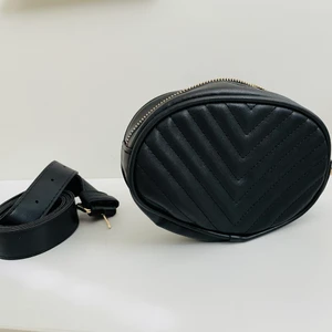 Midjeväska/ magväska - Midjeväska/ magväska säljes i skinnimitation. Justerbar bälte tillhörande väskan följer med. Aldrig använd.