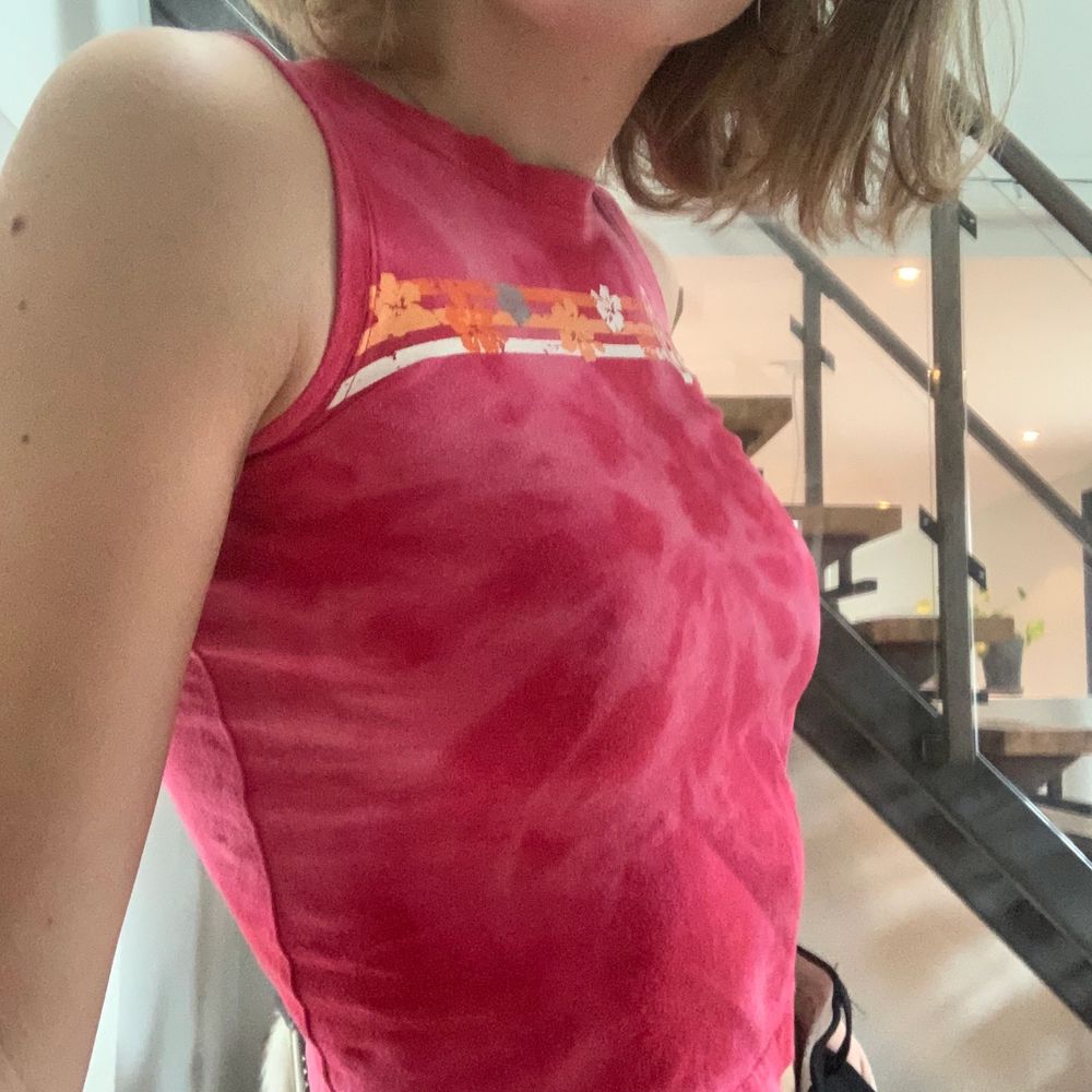 En röd rosa baby tee som jag köpt hĂ€r pĂ„ plick, som aldrig blivit anvĂ€nd av migđș Eftersom det Ă€r en babytee sĂ„ Ă€r den lite tight runt armarna men man kan alltid klippa större hĂ„l om det skulle behövas! Tveka inte att höra av om frĂ„gor, jag stĂ„r för fraktenđ. Toppar.