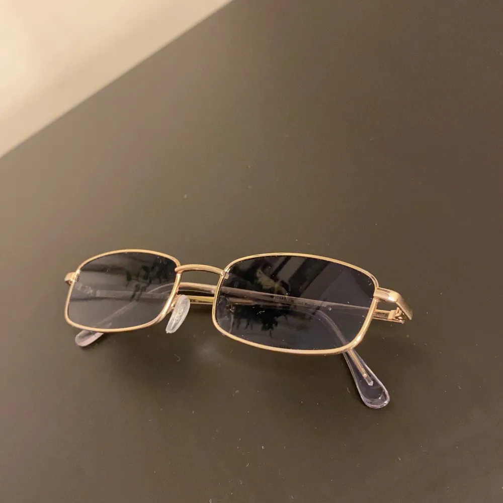 Sälja dessa coola solglasögon. Endast använda 1 gång, bra skick. Frakten ingår ej. Accessoarer.
