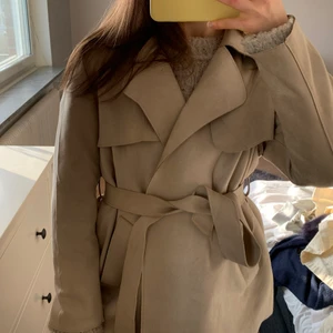 Beige kappa - Beige kappa i nyskick. Aldrig använd. Storlek 46 men sitter snyggt på mig som vanligtvis bär storlek 36/S. Köpare betalar för frakt 😊