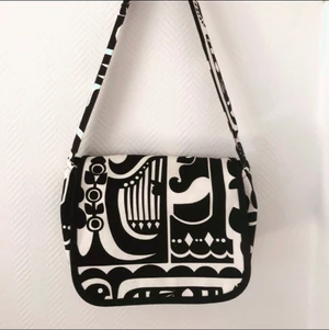 Axelväska  - Med djur mönster. Skulle vara fin till Valborg tycker jag. Gick inte att lägga in en 4:de bild så fråga I chatten hur den ser ut unuti. Fraktar bara! 