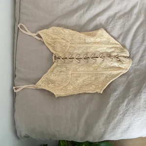 Naturvit korsett - Fin naturvit/gul korsett 😍😋 Köparen betalar för frakt! Passar bäst A/B kupa, men justerbar (med snörning) så passar nog alla 🤗🤩