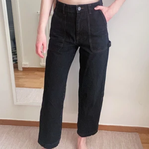 Jeans från Monki - Svarta jeans i skön passform, från Monki! 