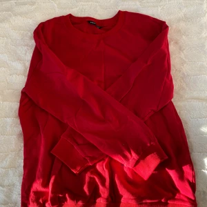 Skön röd tröja - En jätte skön och mjuk väldigt röd tröja i lite tjockare material. Köpte den i lite större storlek (L) för en mer oversized look på mig som egentligen är på storlek S, passar verkligen till wide jeans eller mom jeans. Använd en gång bara! 