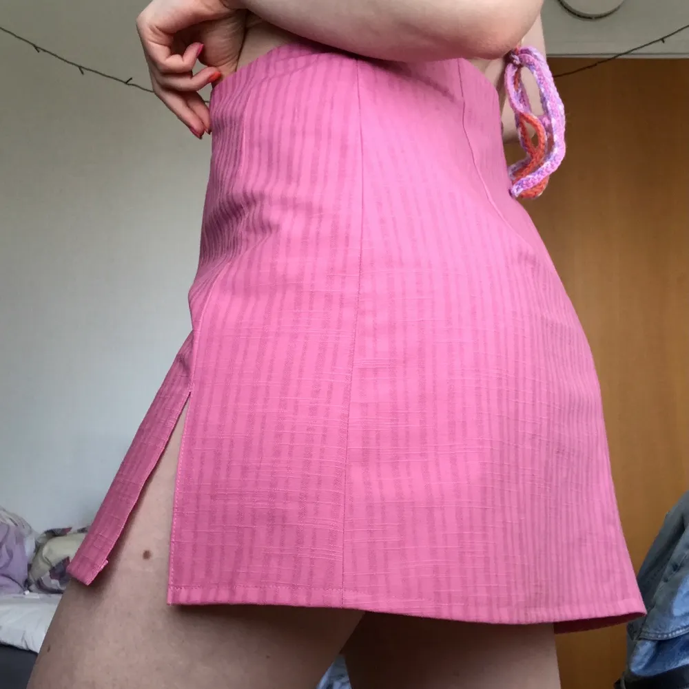 Egengjord rosa kjol med två slits fram & dragkedja bak. Gjord av en gardin! Passar mig som brukar ha storlek M/L. Vill du ha mer exakta mått så skriv🍒. Kjolar.