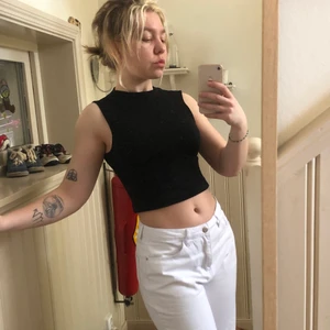 Svart linne - Linne/Crop top med hög hals, sitter tight och skitsnyggt men använder tyvärr aldrig längre. Superskönt till sommaren och snyggt utan behå under. Möts upp i Norra Värmland eller postas 🤍