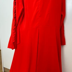 Sommarklänning med volang  - Först till kvarn. Hämtas omgående. Säljs p.g.a flytt. 