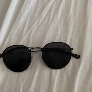Solglasögon  - Hej, säljer dessa snygga solglasögon då jag inte passar i dom. Köpta för 150kr från hm men säljer dom för ett rimligtpris. 