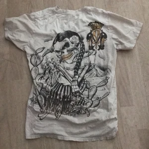 Vit T-shirt med tryck - Sjukt snygg tröja som liknar ed hardy, andvänd ett fåtal gånger