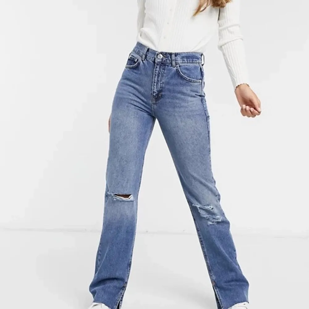 Säljer dessa jeans från pull&bear som knappt kommer till användning. Storlek 36 och sitter som på bilden, knappt använda så de är i väldigt gott skick😜. Jeans & Byxor.